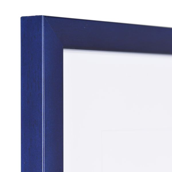 Vista de la esquina de un marco de fotos azul estrecho con estructura de madera visible y superficie lisa